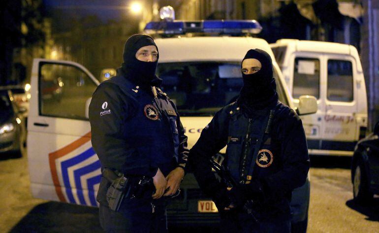 La policía belga vigila la calle Colline en Verviers.