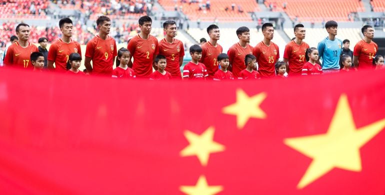 El equipo chino escucha su himno nacional durante la China Cup