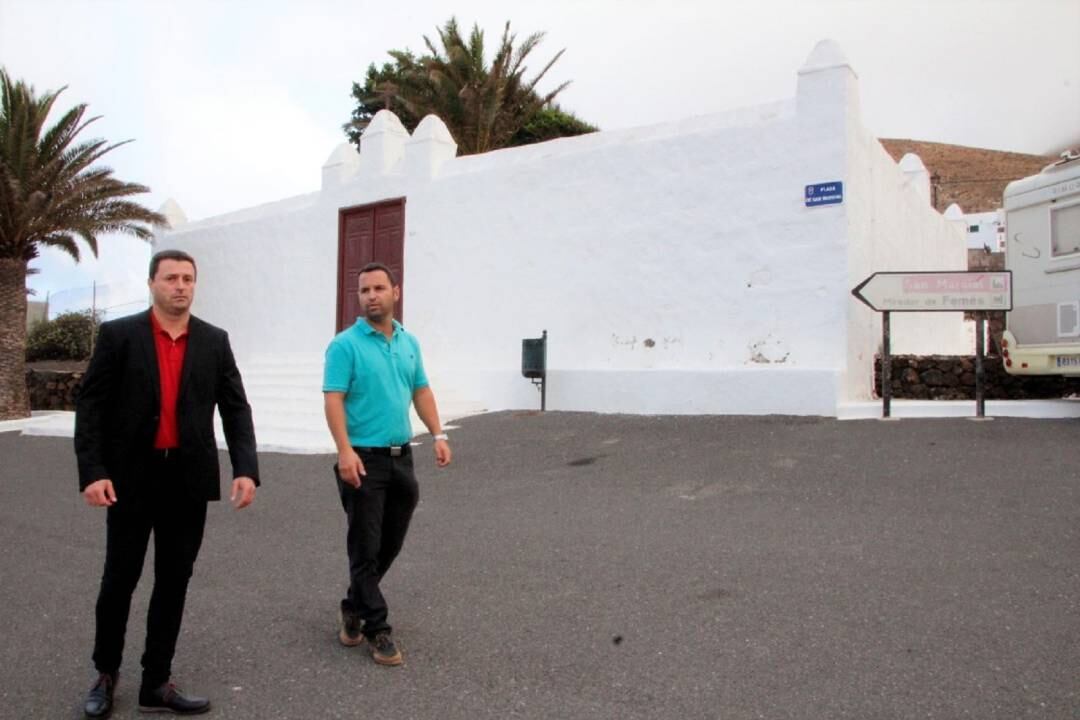 El alcalde de Yaiza, Óscar Noda, en los exteriores del cementerio de Femés.