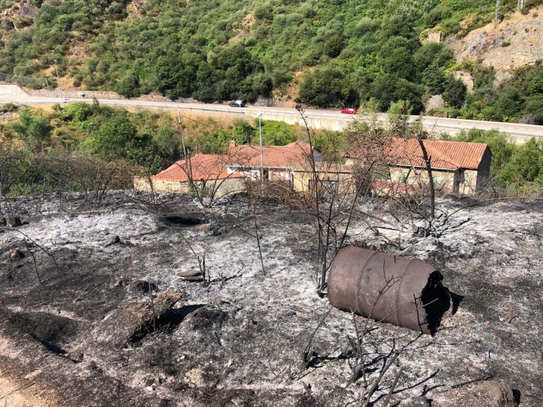 Las llamas de un incendio forestal cercaron las casas de Santa Lucía el pasado fin de semana 