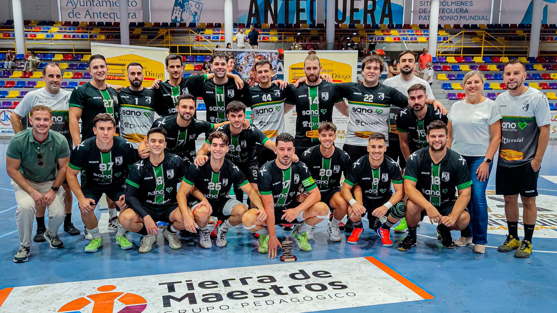 El Sano Antequera celebra con el trofeo