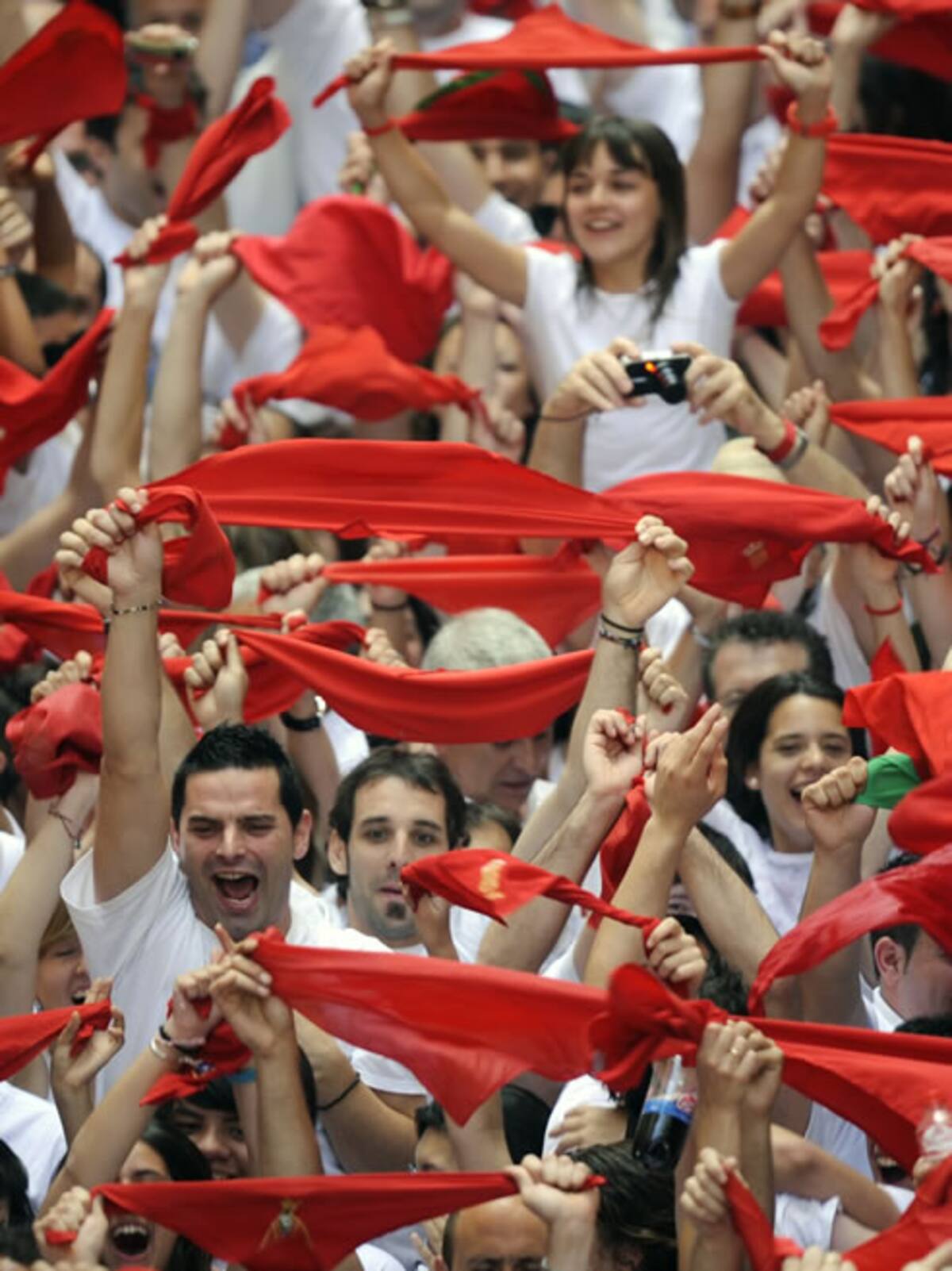 Los asistentes levantan sus pañuelos rojos en el inicio de las fiestas