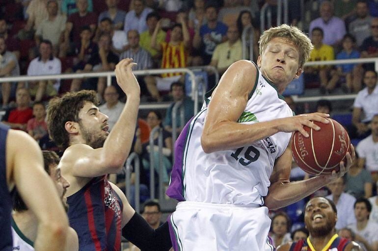 Kuzminskas captura un rebote ante Tomic en el último partido de la temporad