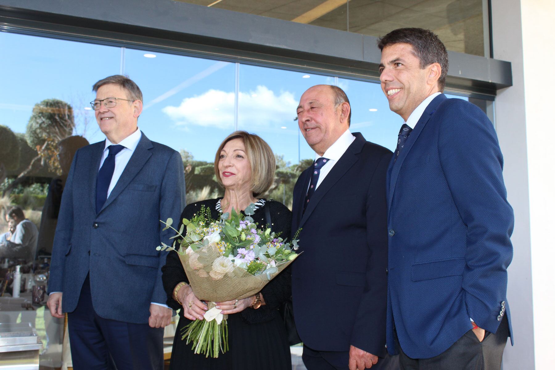 Puig, Pascual i Mazón junt a la dona de Pascual, Mari Jordá, obsequiada amb un ram de flors