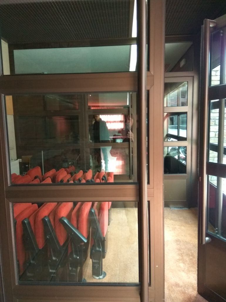 Aspecte exterior de la sala d'actes de Prada Casadet abans del judici de dilluns