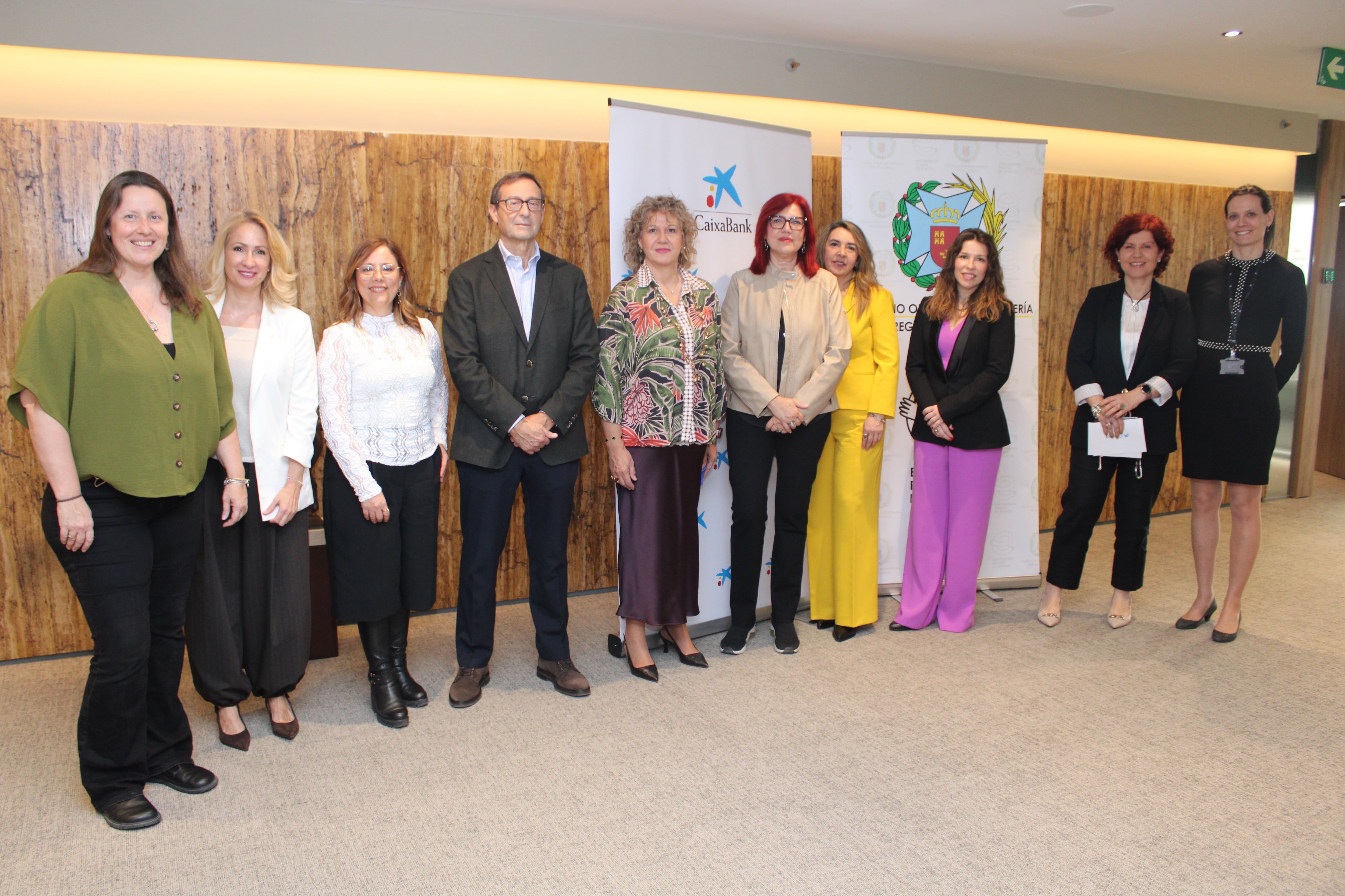 Amelia Corominas, presidenta del Colegio de Enfermería de la Región de Murcia, en el centro de la imagen, junto a Francisca Postigo (derecha), coordinadora regional del programa PIAM, y Montserrat Angulo (izquierda), presidenta del Colegio de Enfermería de Alicante, acompañadas por otras participantes de la jornada 'Hablemos de Matronas'. COEMUR.