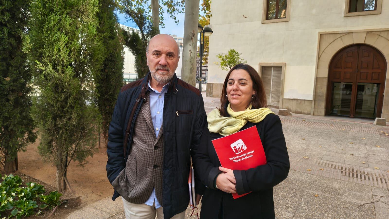 La coordinadora de Iu, Penélope Luna y el diputado regional, José Luis Álvarez-Castellanos