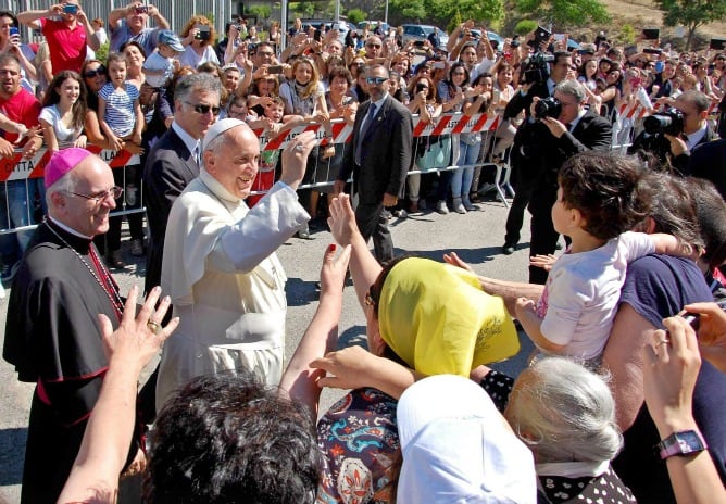 El papa Francisco saluda a las multitudes congregadas a las puertas de la prisión de Castrovillari