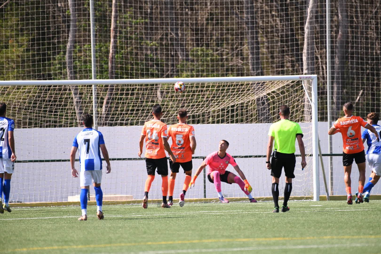 El remate de Juanmi entra en la portería de Lucas