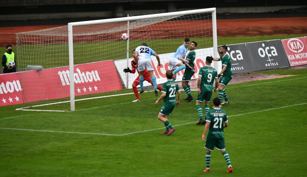 Momento en el que Juampa cabecea a la red en la acción que supuso su segundo gol en el partido