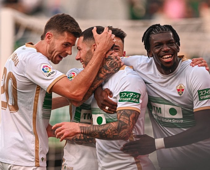 Tete Morente es felicitado pos sus compañeros tras su gol al Sevilla