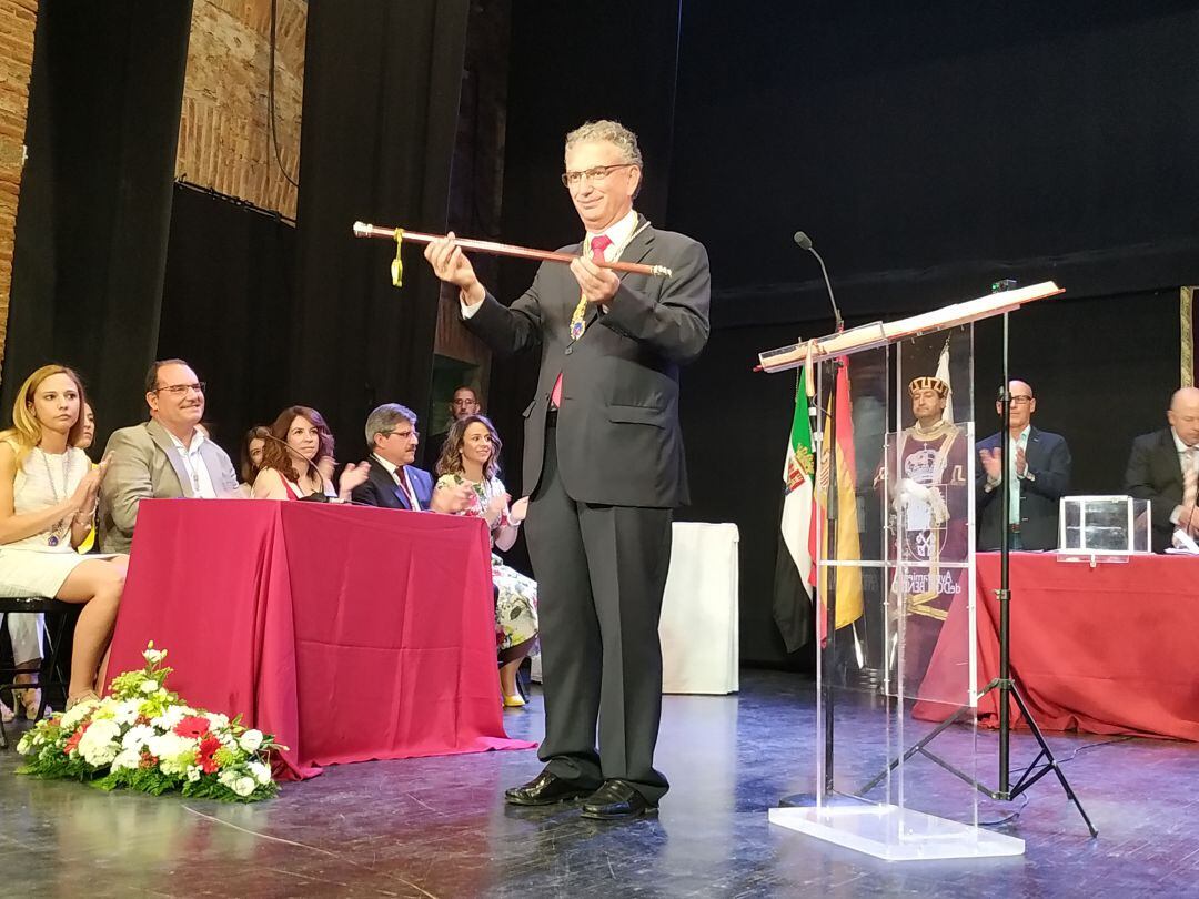 José Luis Quintana tras recoger el bastón de mando de la ciudad