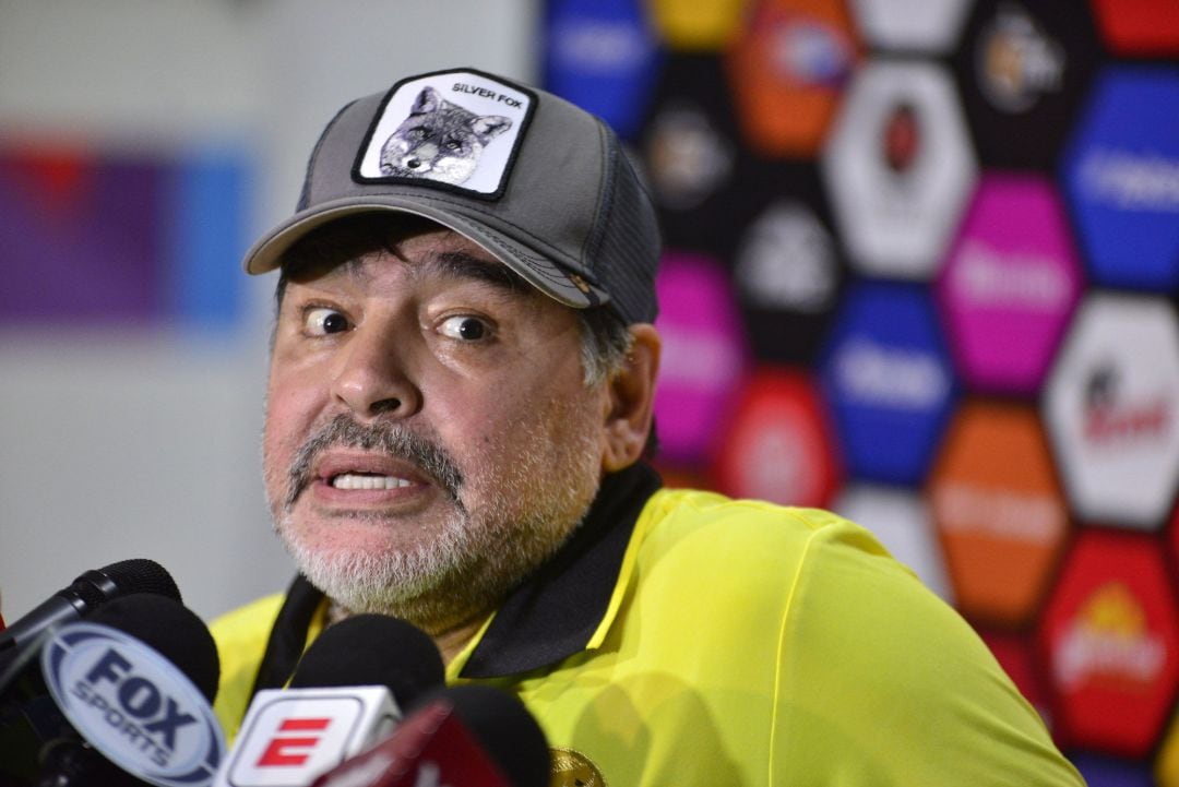 Maradona en una rueda de prensa del Dorados de Sinaloa