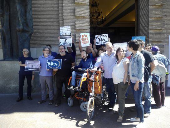 Unidos Podemos han presentado sus medidas en política exterior y refugiados en el exterior del Ayuntamiento de Zaragoza