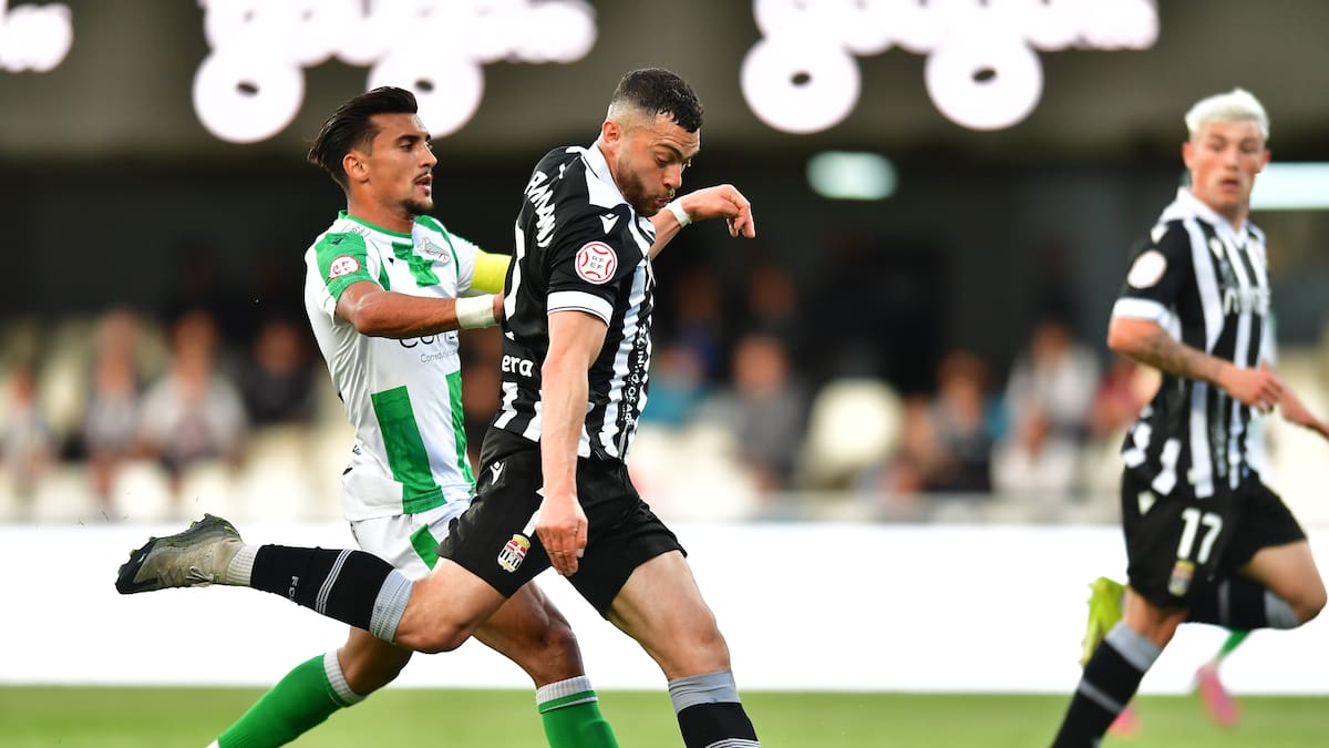 El Efesé rescata la victoria 'in extremis' y casi paga la falta de pegada ante el Sanluqueño