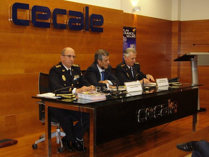 Florentino Villabona (comisario general de Seguridad Ciudadana), Manuel Muñoz (presidente de CONFERCO) y Jesús Gª Ramos (jefe superior de Policía de Castilla y León)