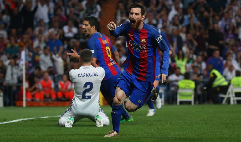 Leo Messi celebra un gol del Barcelona en un partido contra el Real Madrid.