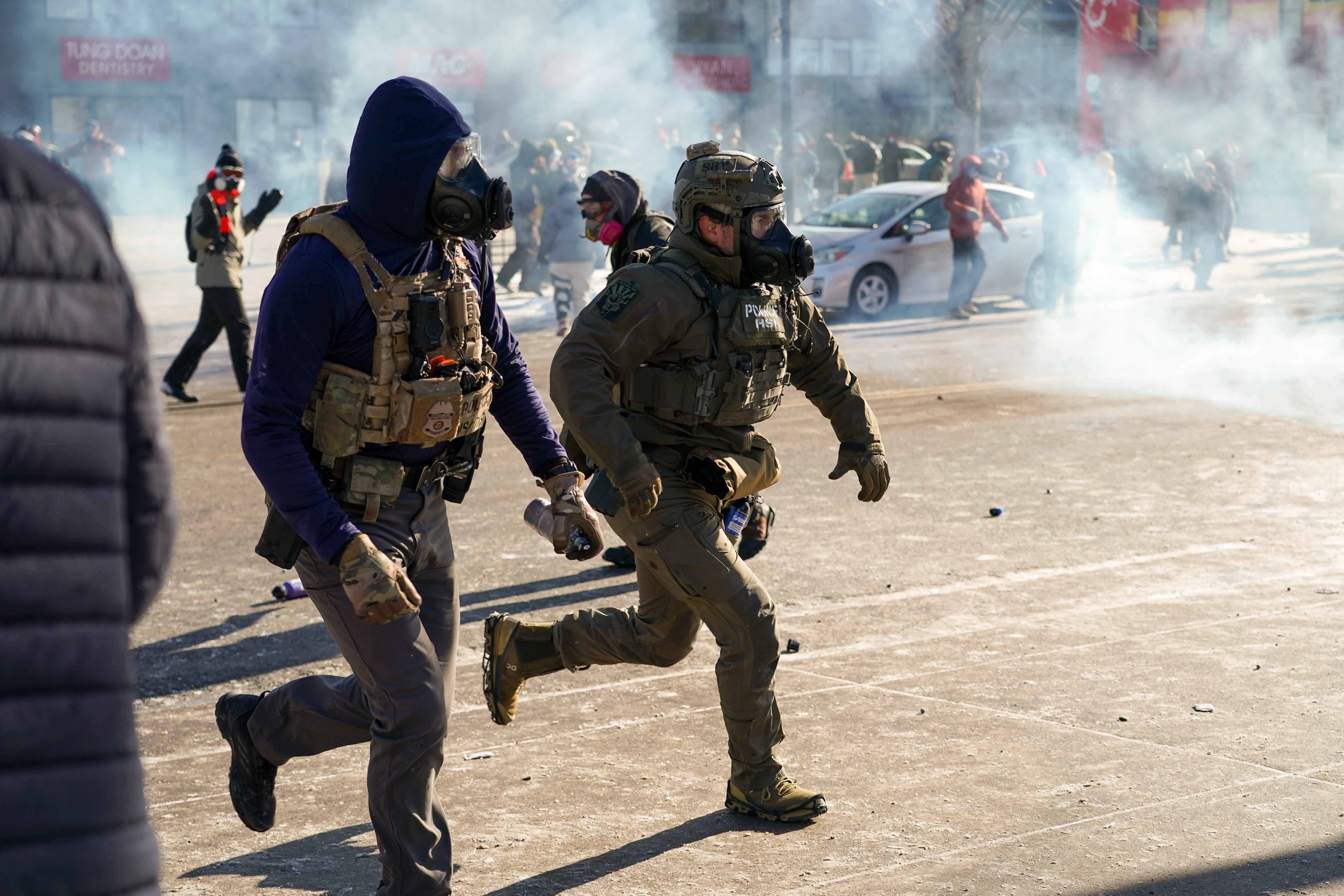 Una multitud de personas se enfrenta a los agentes federales en Minnesota tras la muerte de Alex Pretti.