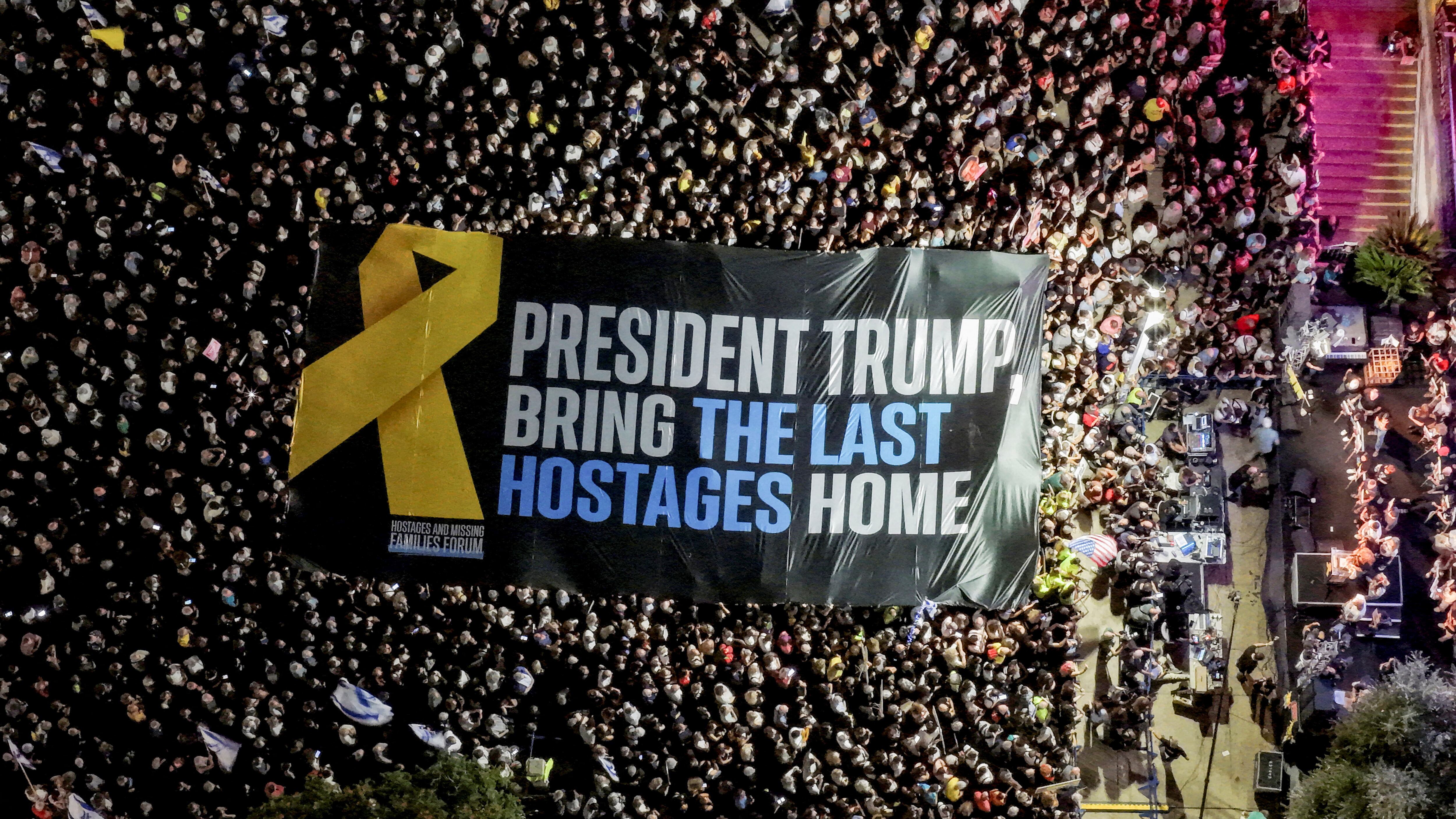 La gente asiste a una manifestación en la Plaza de los Rehenes, en Tel Aviv