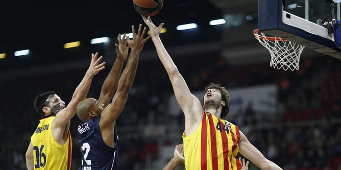 Tomic y Papanikolaou pugnan un rebote con Gordon.