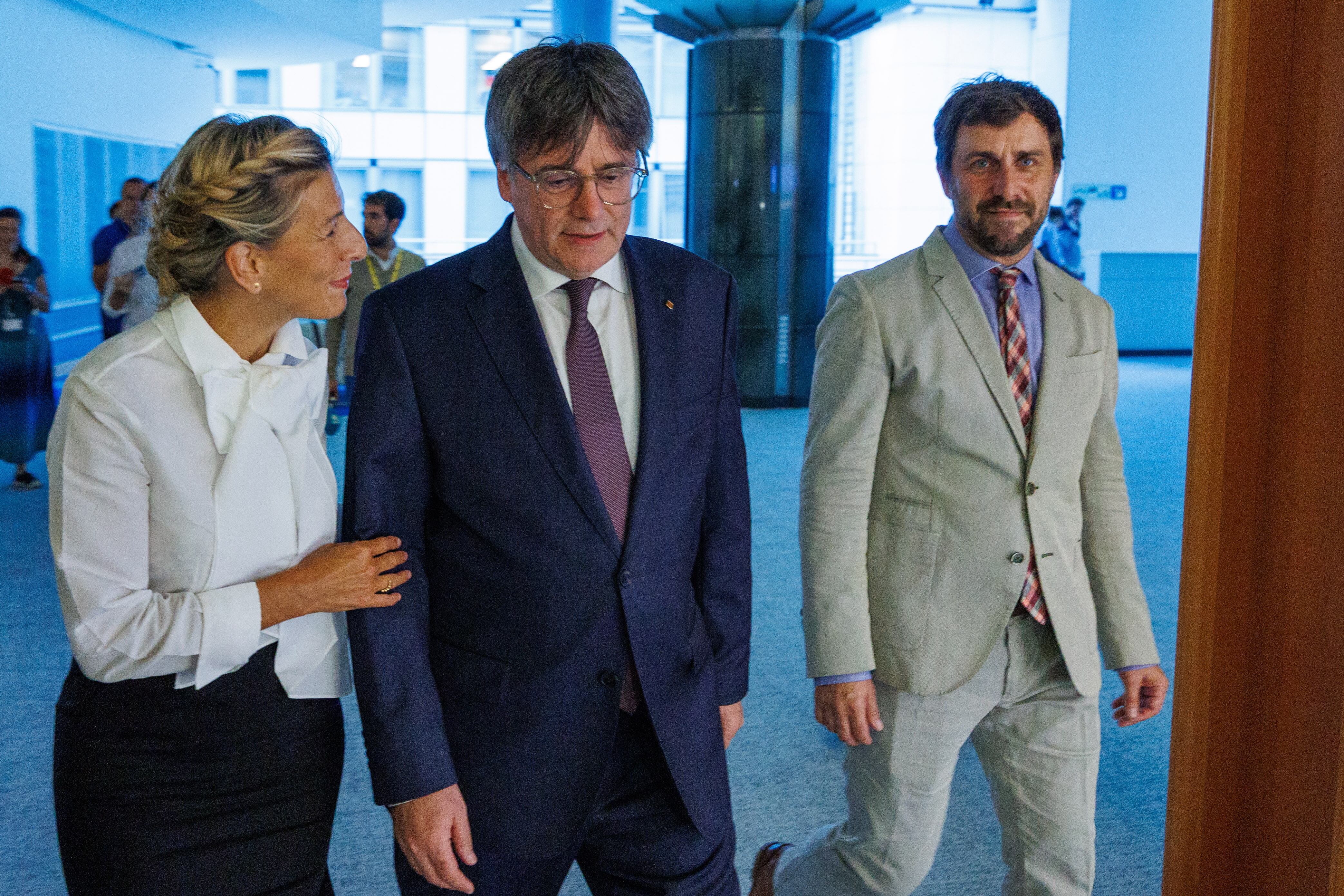 Brussels (Belgium), 04/09/2023.- Member of the European Parliament Carles Puigdemont (C) and Spanish Second Deputy Prime Minister and Sumar party leader Yolanda Diaz (L) speak next to member of the European Parliament Antoni Comin in Brussels, Belgium, 04 September 2023. (Bélgica, Bruselas) EFE/EPA/OLIVIER MATTHYS
