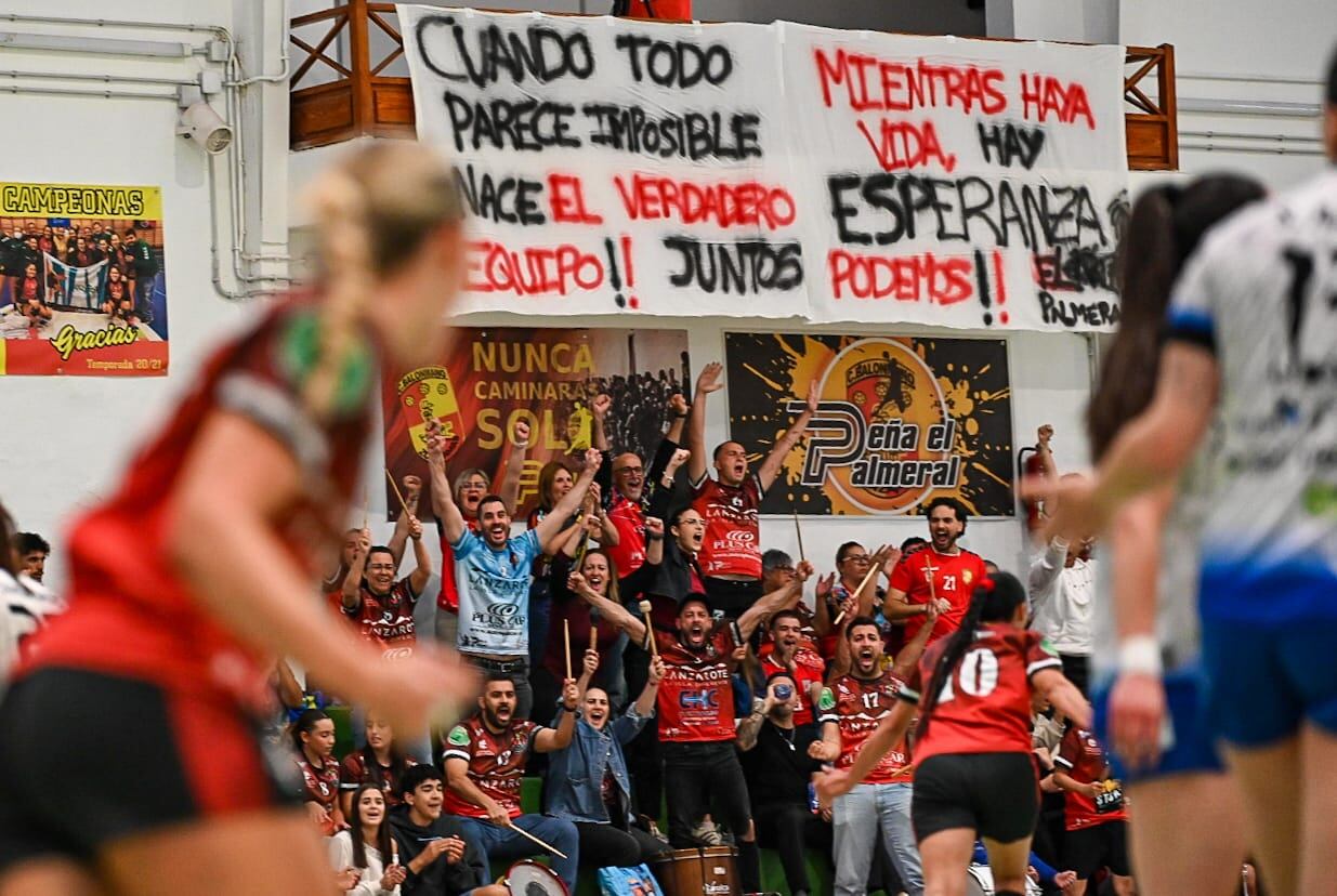 La afición del Zonzamas Plus Car Lanzarote en el partido contra el Elda Prestigio.