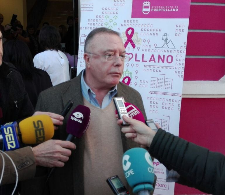 Agustín Luque, compareciendo ante los medios en Puertollano