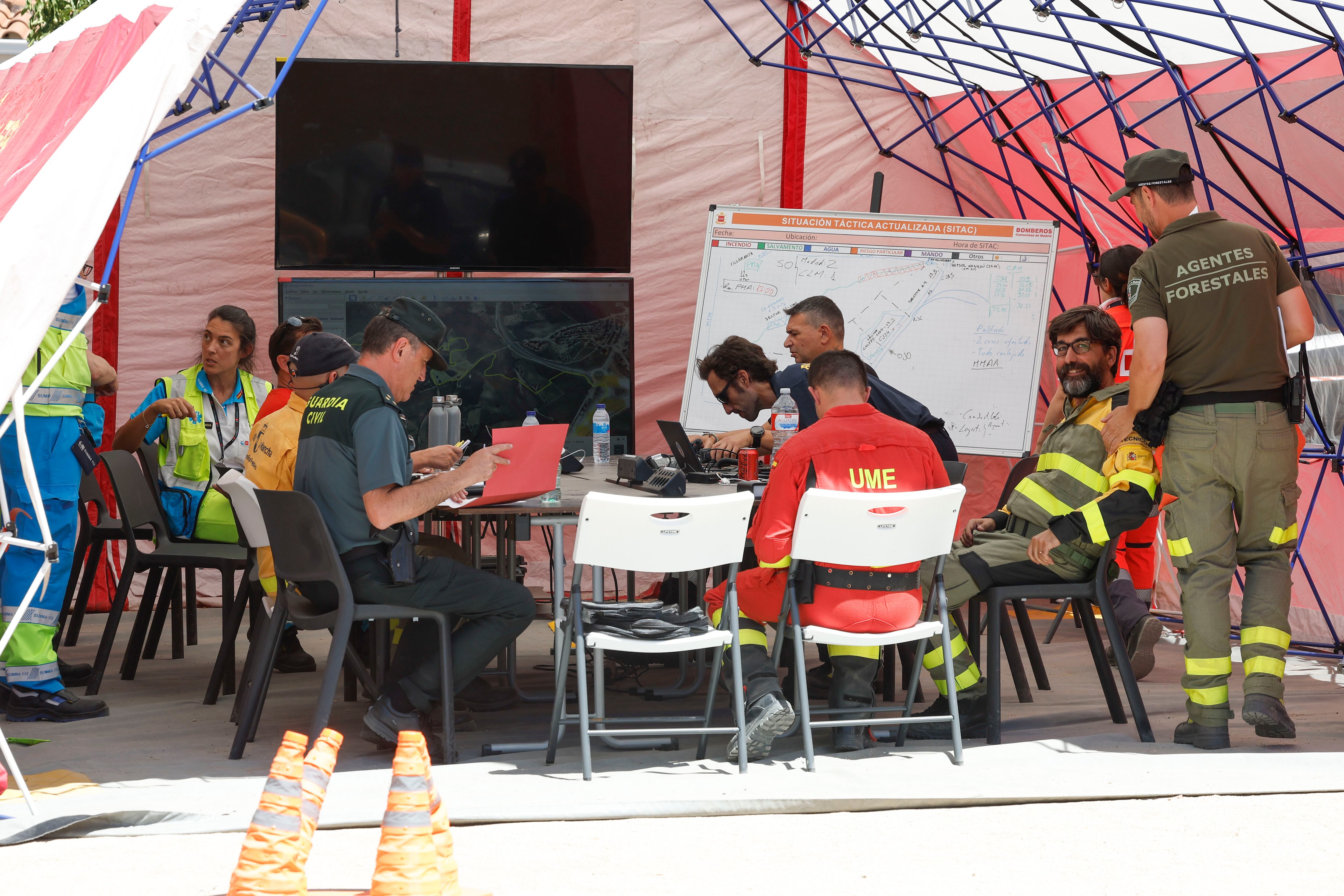 Efectivos de Castilla-La Mancha y Madrid en el Puesto de mando avanzado en Villamanta este viernes