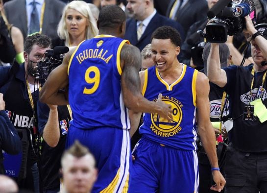 Andre Iguodala y Stephen Curry celebran la victoria de Golden State en las Finales de la NBA.