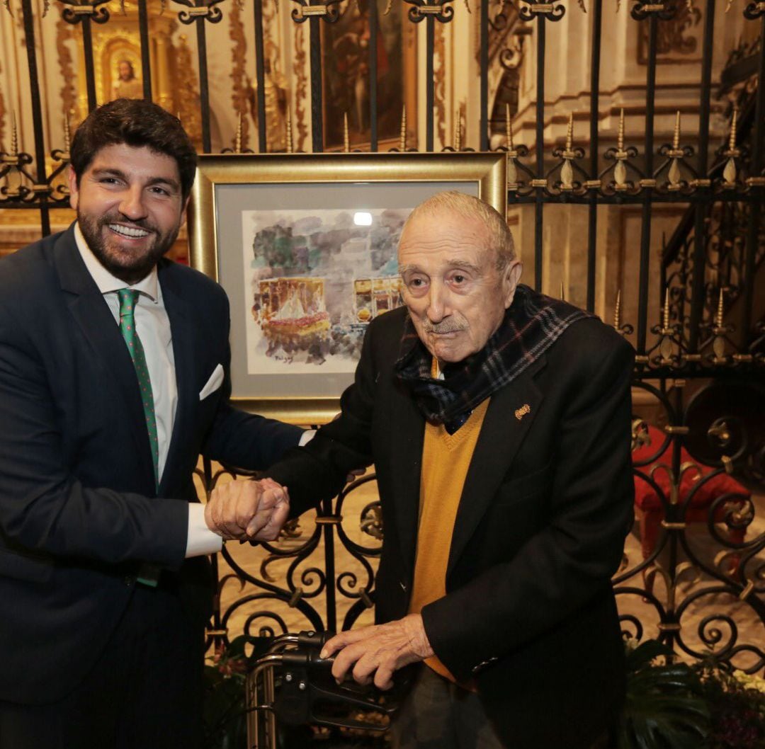 El pintor José María Falgas (derecha) junto al presidente López Miras