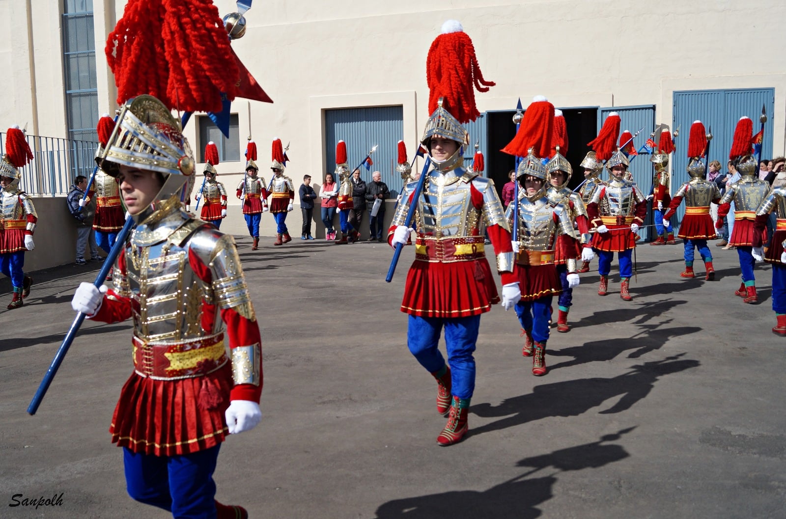 Armaos de Almagro iniciando el desfile