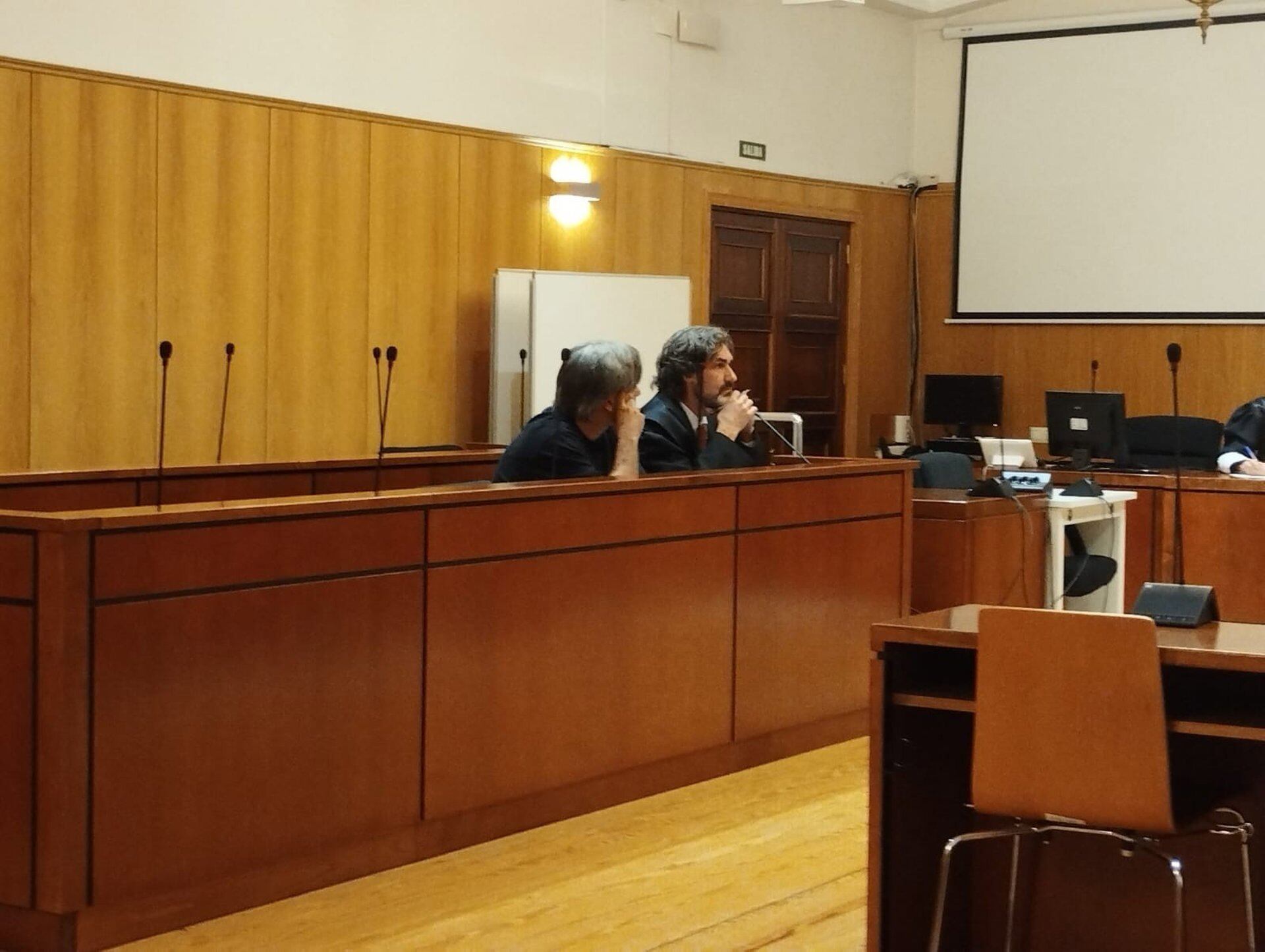 El acusado, primero por la izquierda, junto a su letrado defensor durante la vista de conformidad celebrada esta mañana en la Audiencia de Valladolid
