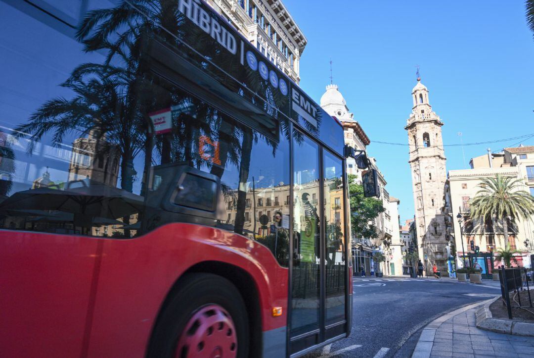 Autobús de la EMT en la plaza de la Reina de València