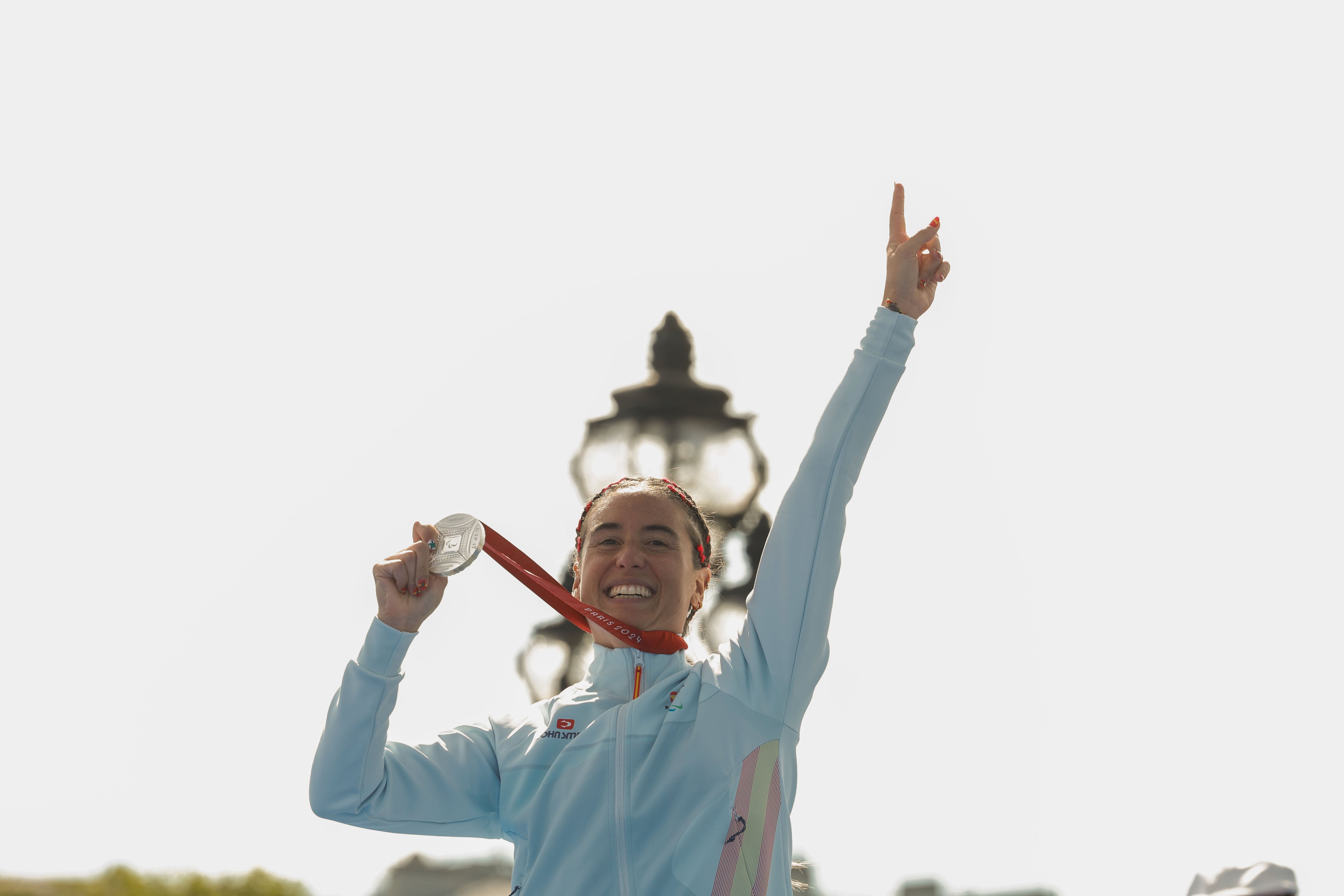 PARÍS, 02/09/2024.- La atleta española Marta Francés posa con su medalla de plata en el podio de la final individual femenina de la categoría PTS4 de para triatlón de los Juegos Paralímpicos de París 2024, disputada este lunes en la capital francesa. EFE/Javier Etxezarreta
