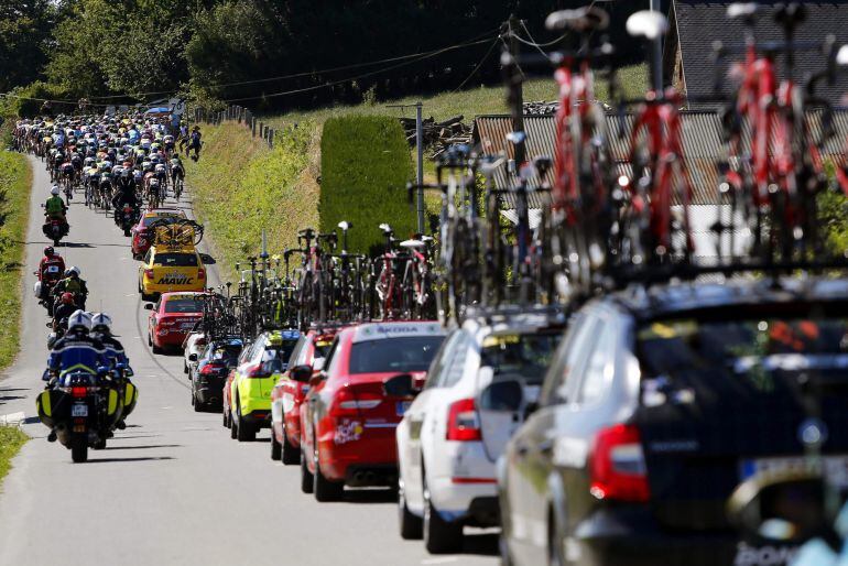 TDF78 FOUGERES (FRANCIA), 10/07/2015.- El pelotón rueda durante la séptima etapa de la 102º edición del Tour de Francia, una carrera de 190.5km entre Livarot y Fougeres, en Francia, hoy, 10 de julio de 2015. EFE/KIM LUDBROOK