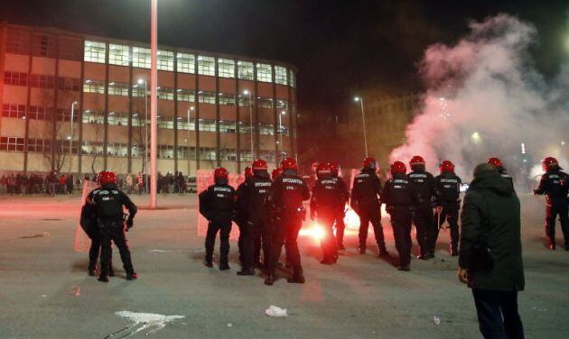 Carga por parte de los agentes de la Ertzaintza, en las inmediaciones de San Mamés