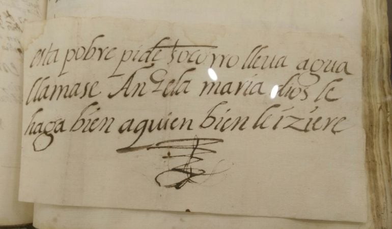 Detalle del libro de registro de expósitos (1676-1681): "Esta pobre pide socorro. Lleva agua. Llamase Angela María. Dios le haga bien a quien bien le hiciere."