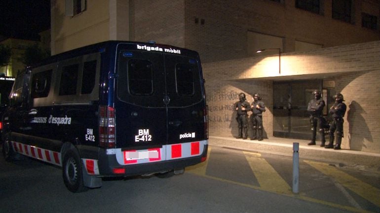 Quatre Mossos d&#039;Esquadra davant una de les portes del darrere del Rectorat de la UdL. Imatge del 9 de juny de 2016. 