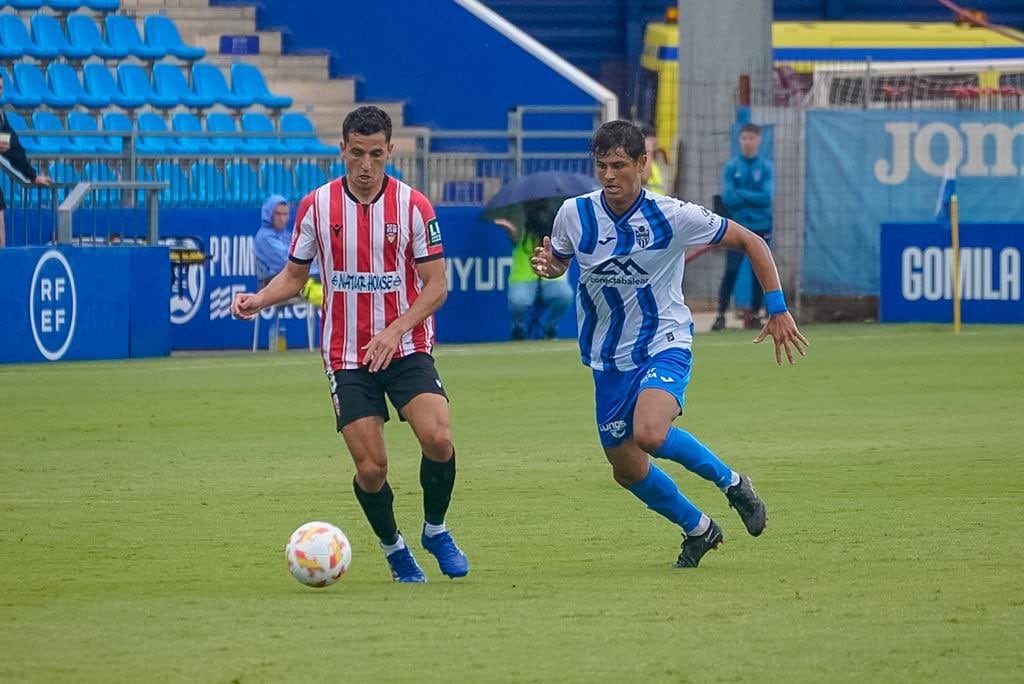 Jaime Sierra conduce la pelota ante la presión de Lucas de Vega en el partido de la primera vuelta