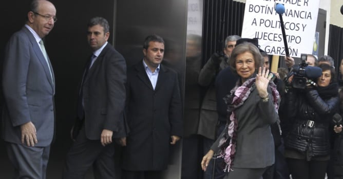 La reina ha acudido este miércoles nuevamente al hospital madrileño Quirón San José para visitar al rey