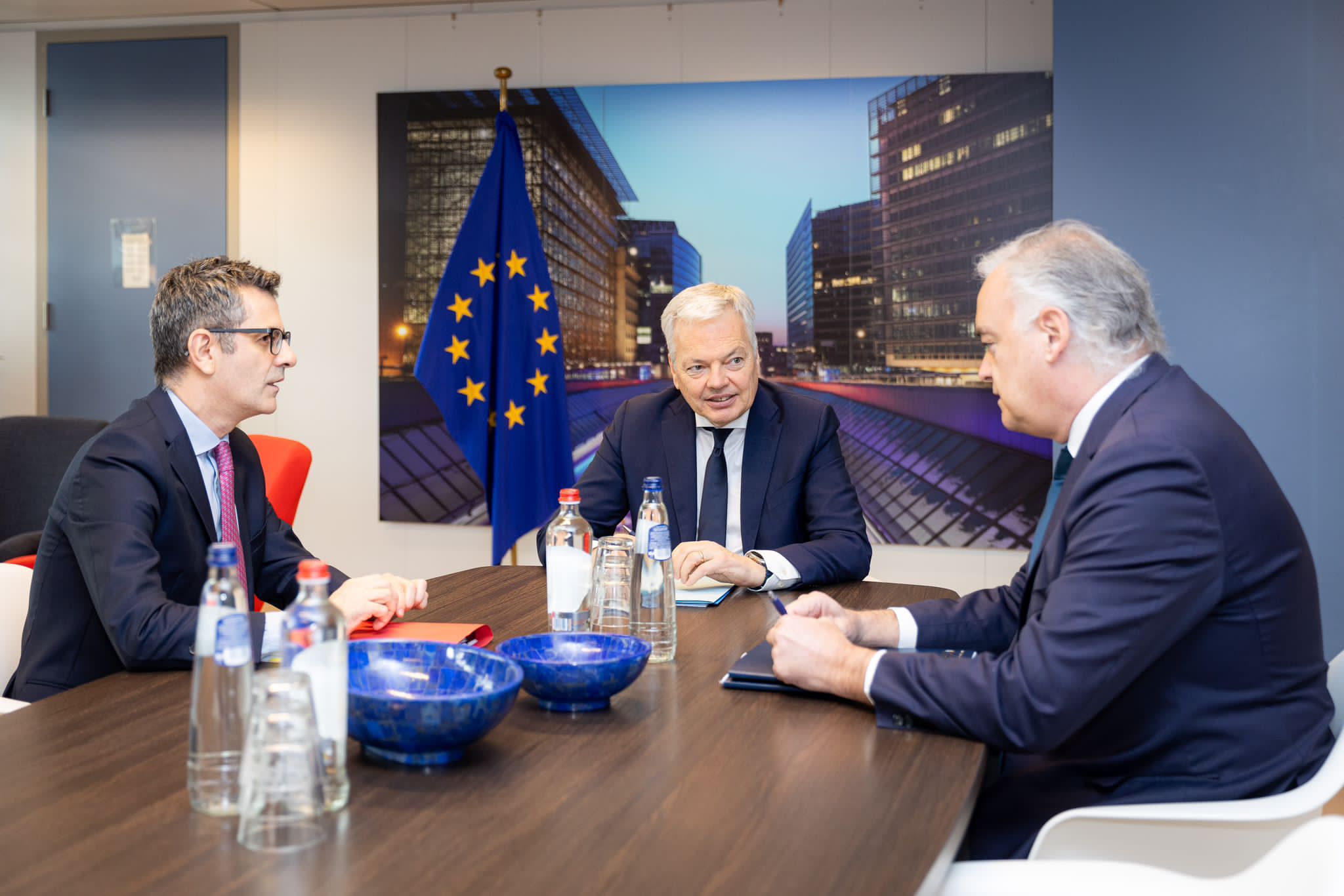 El comisario de Justicia europeo, Didier Reynders (c), ha reunido este miércoles en Bruselas al ministro de Presidencia y Justicia, Félix Bolaños (i), y al vicesecretario de Acción Institucional del PP, Esteban González Pons, para abordar la renovación del CGPJ.