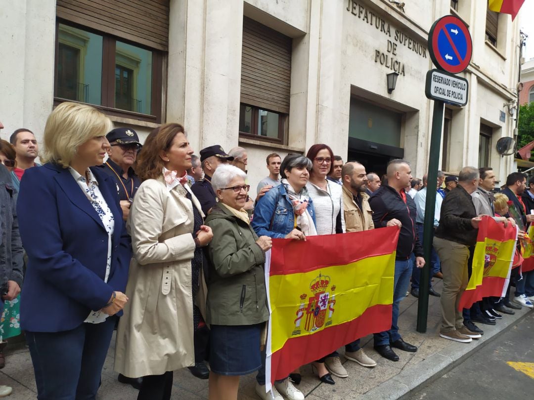 Violante Tomás (PP), Isabel Borrego (PP) e Isabel Franco (C´s) en la concentración de apoyo a la actuación policial en Cataluña