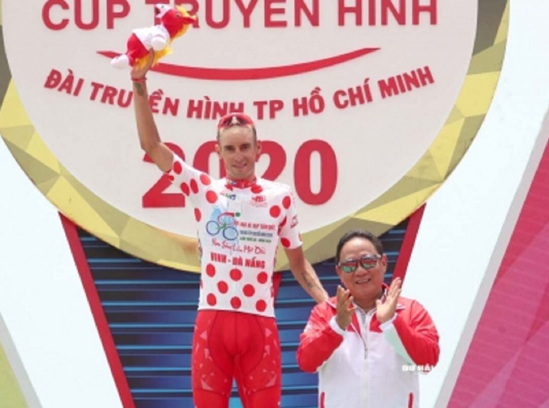 El ciclista zamorano en el podio como líder provisional del Premio de Montaña