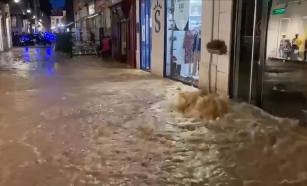 La rotura de la tubería inundó parcialmente un tramo de la calle Montero Calvo