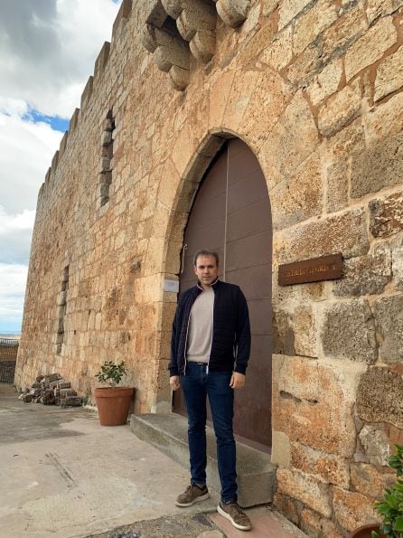 Luis Zueco, en la puerta del castillo