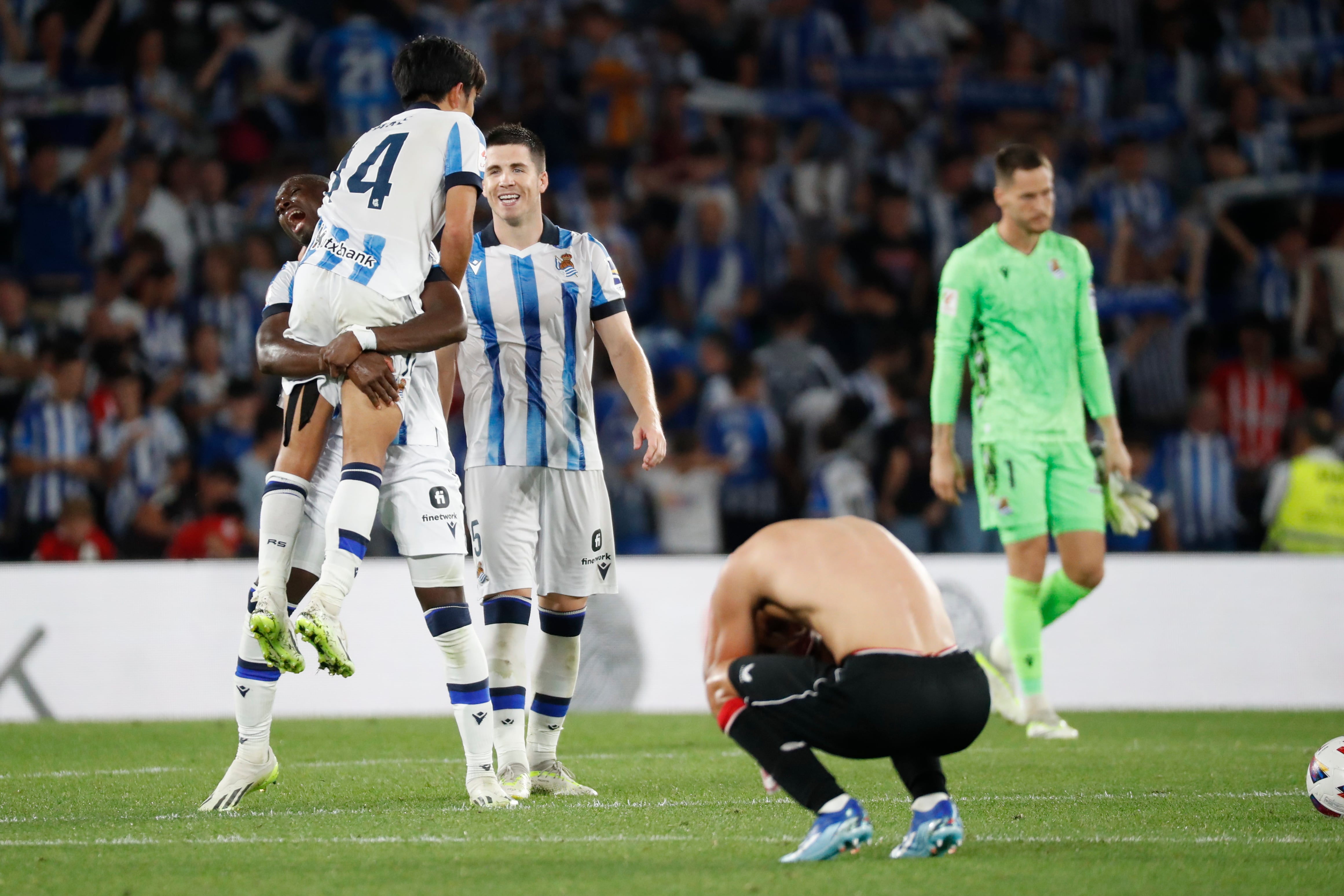 SAN SEBASTIÁN, 30/09/2023.- Los jugadores de la Real Sociedad celebran su victoria ante el Athletlic Club al término del partido de LaLiga que Real Sociedad y Athletic Club disputan este sábado en el Reale Arena, en San Sebastián. EFE/Juan Herrero
