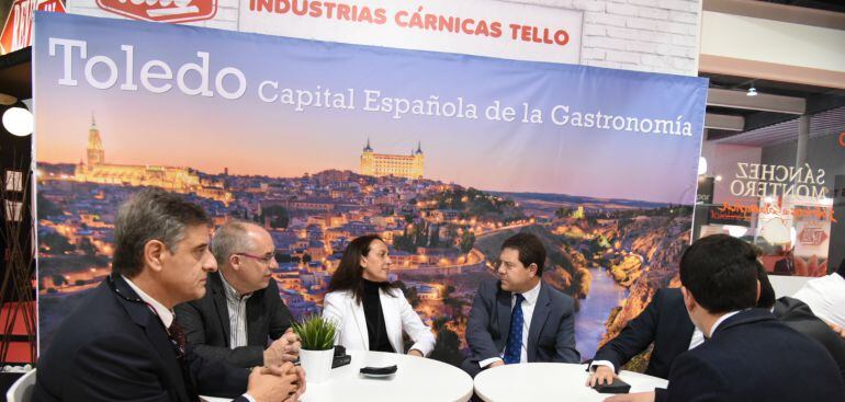 García Page junto a los reponsables de Industrias Cárnicas Tello en Alimentaria 2016