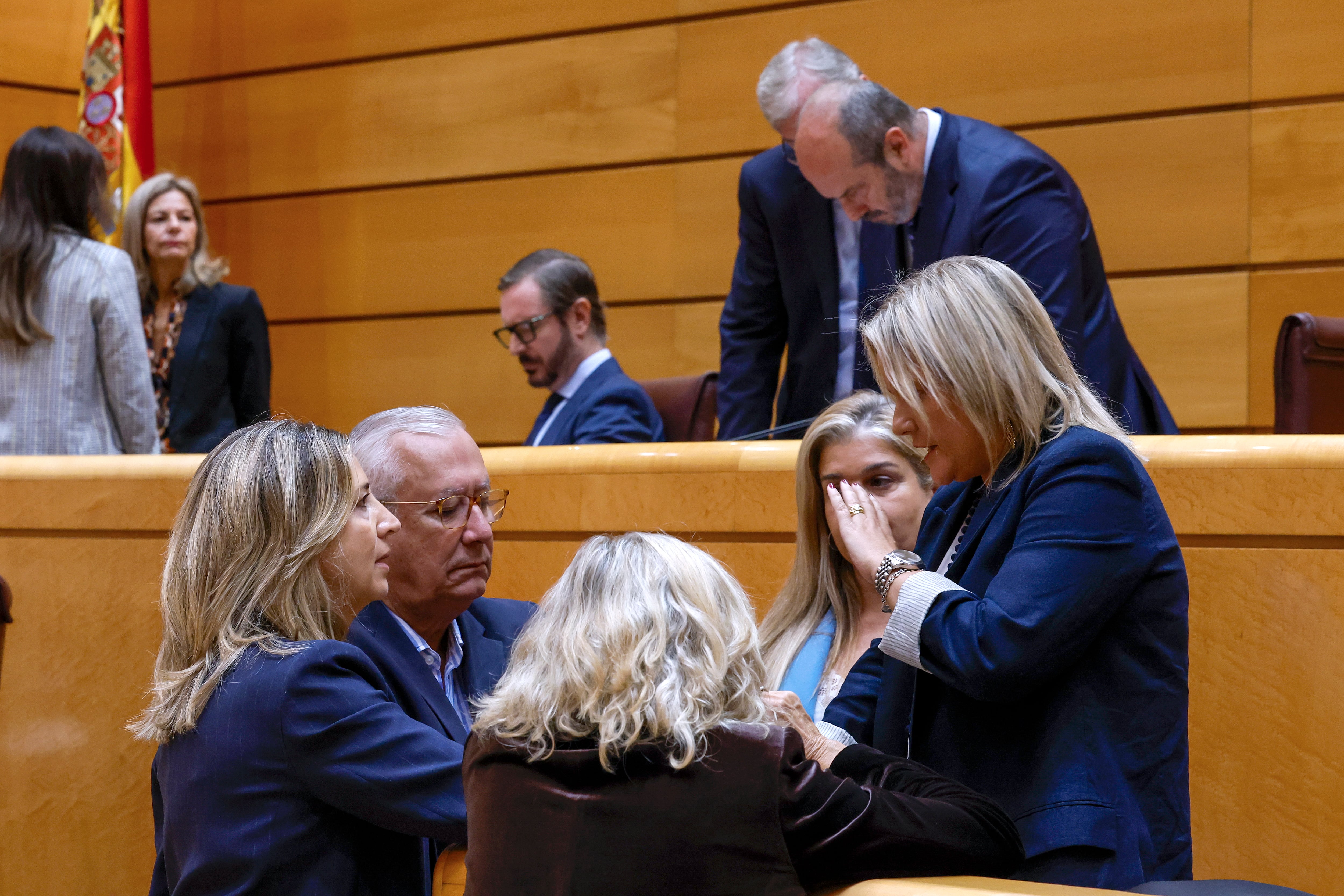 Los senadores populares María del Mar Blanco (d), Javier Arenas (2i) y la portavoz del grupo en la Cámara, Alicia García (i), conversan mientras aguardan el inicio de la sesión plenaria del Senado este martes en Madrid