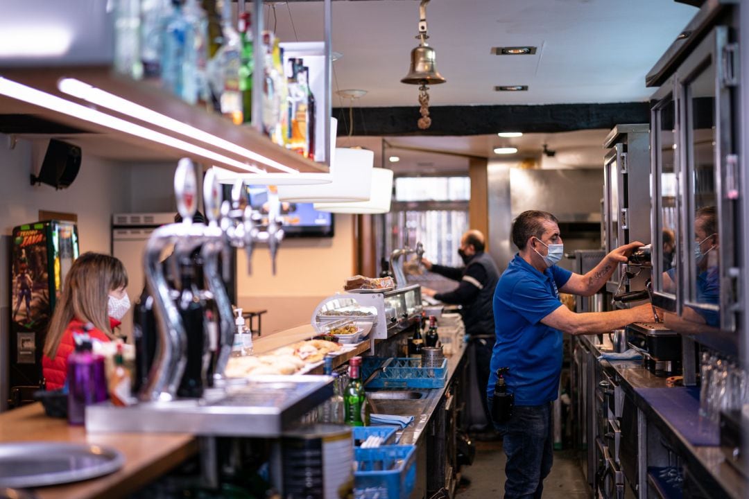 Un trabajador prepara un café durante en Vitoria