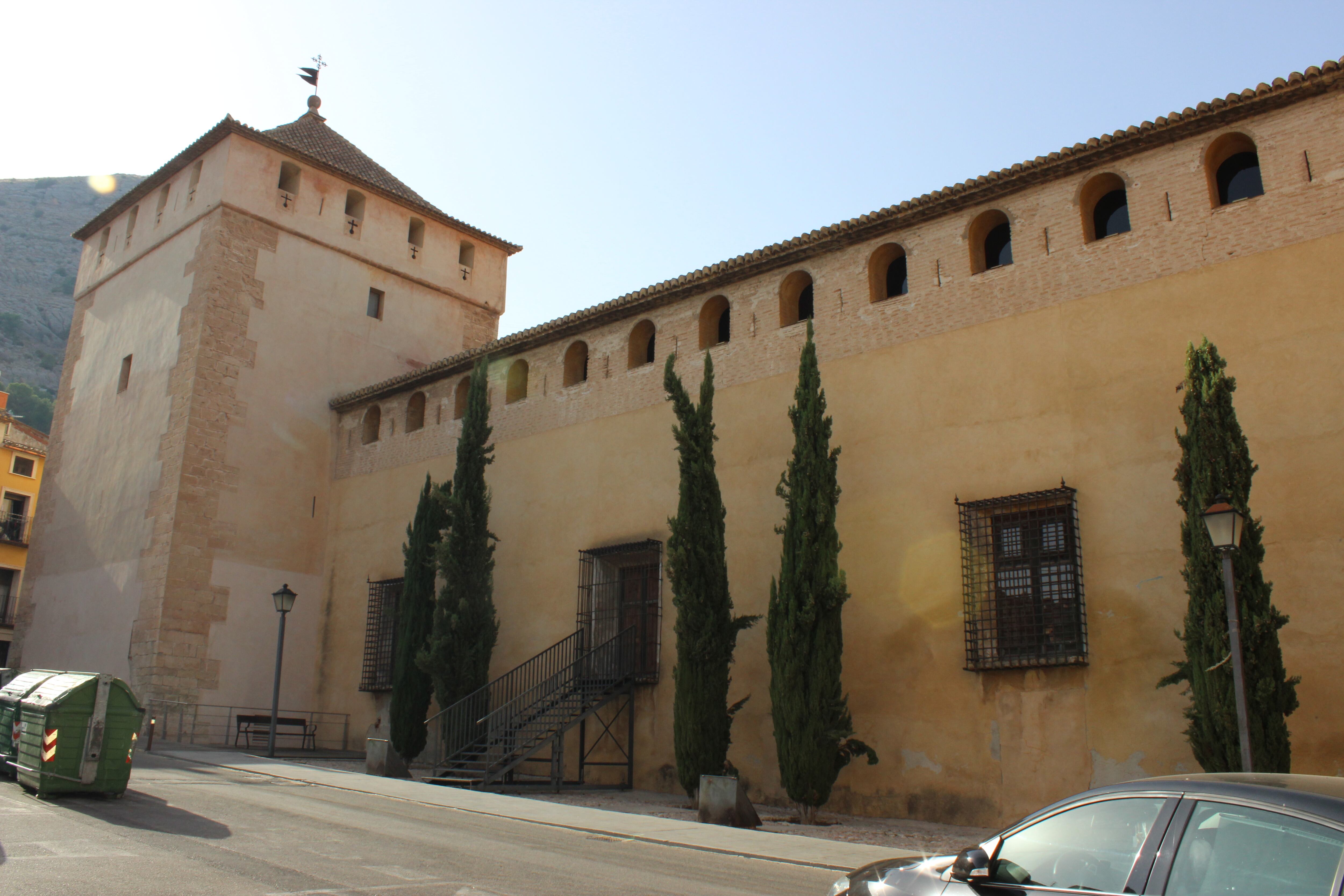 Imagen de archivo de la plaza Venerable Escuder de Cocentaina con contenedores verdes